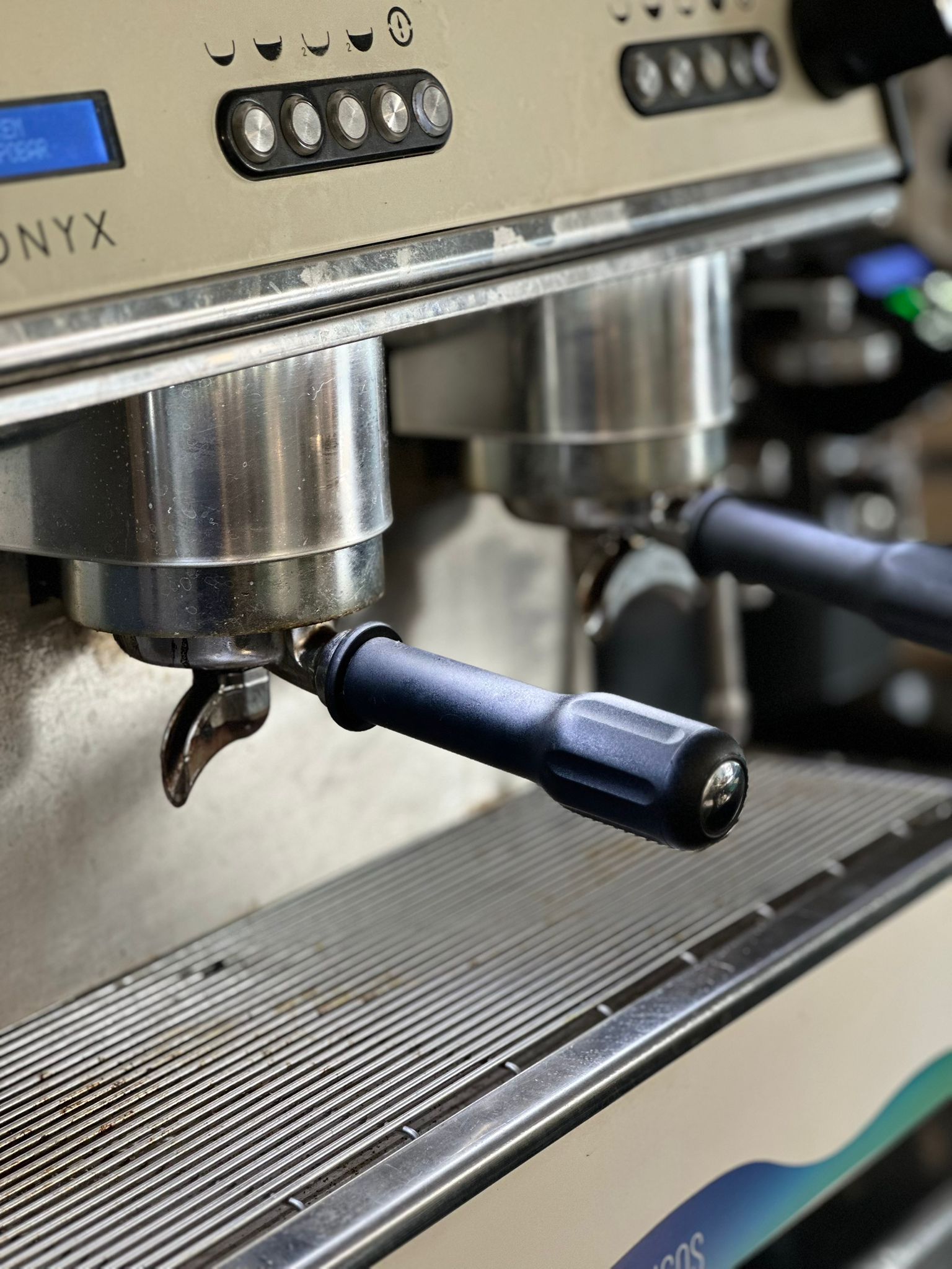 Cafetera profesional preparando el mejor café de Osías