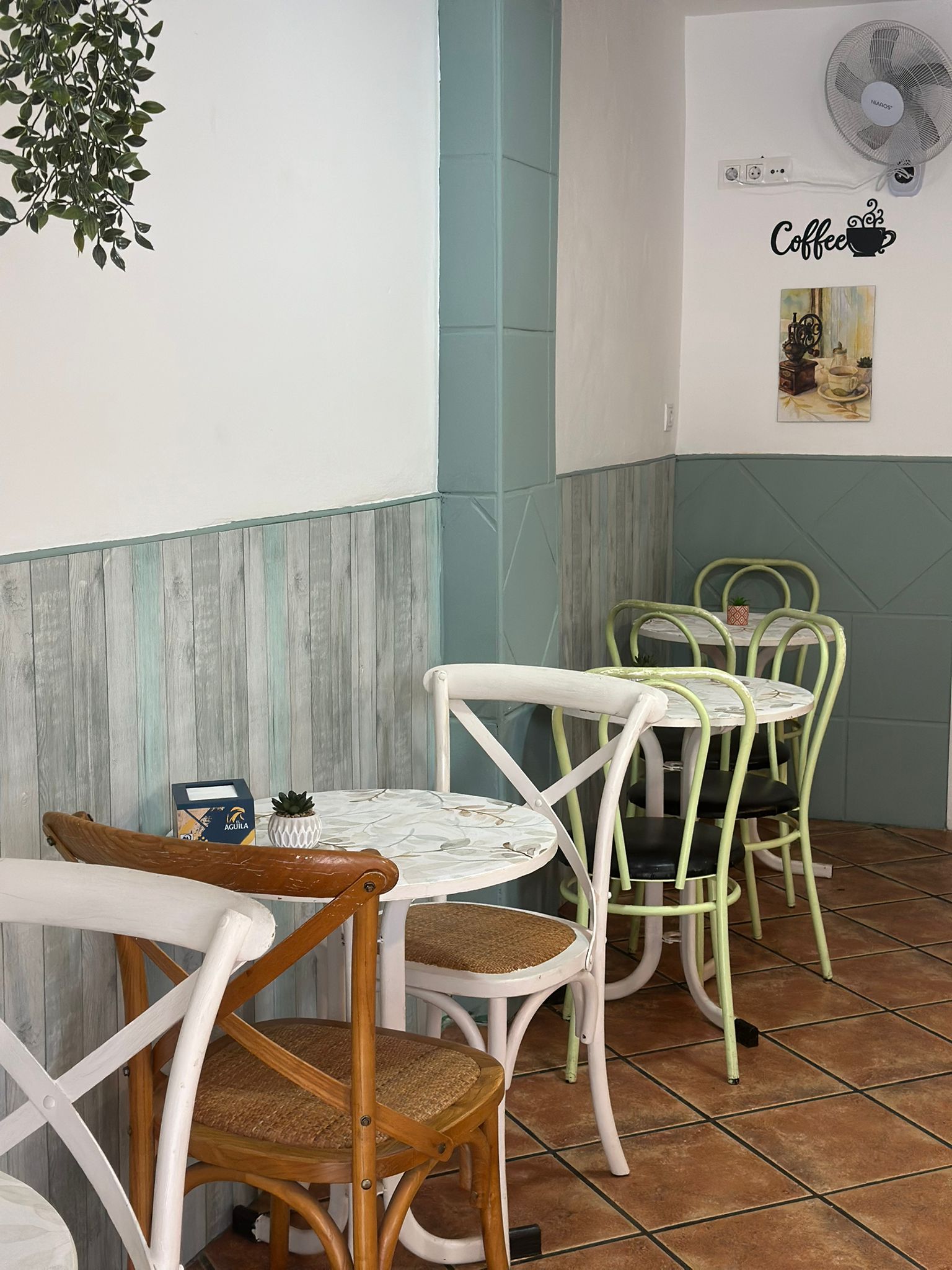 Mesas elegantes y acogedoras de la cafetería Osías